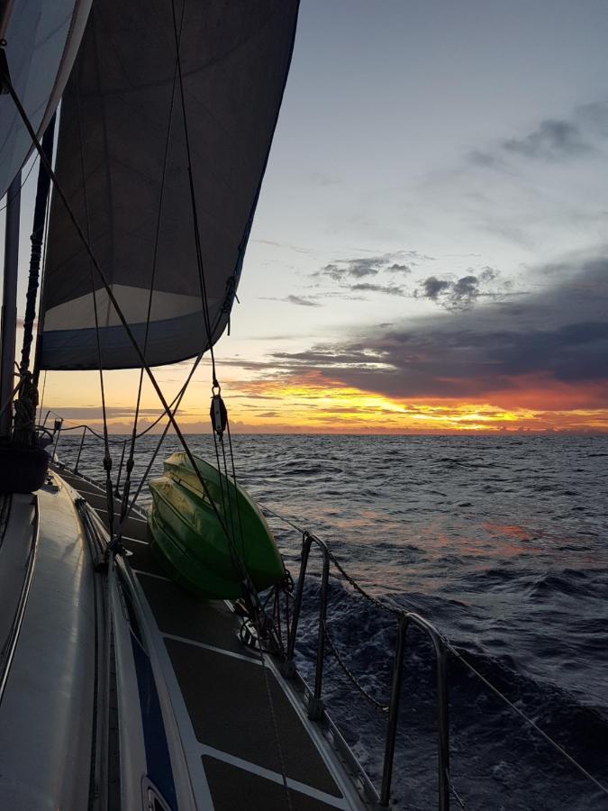 2 Nuits Insolites & 1 Excursion Voile A Bord Du Voilier Mori Ora Moorea Bagian luar foto